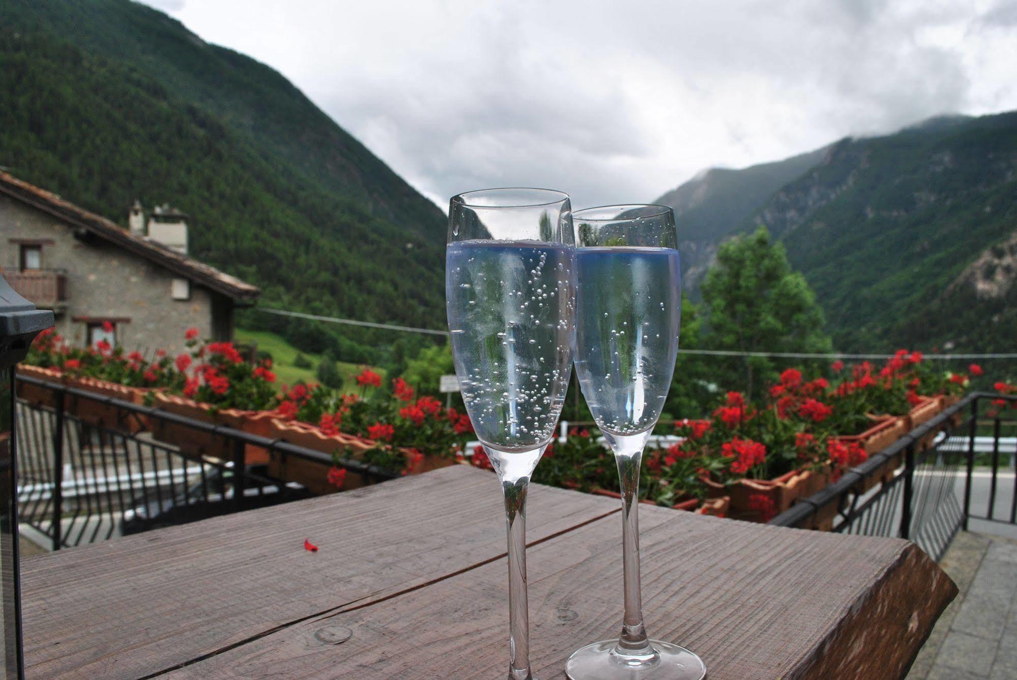 Hotell Millefiori- Alpine Event Lodge Valtournenche Exterior foto